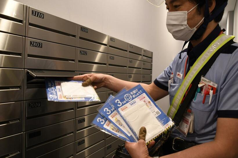 １世帯２枚配布の「アベノマスク」には２３３億円の予算を計上。汚れなどの不具合が相次いで発見されたが、検品に８億円かけて配布を続けている　（ｃ）朝日新聞社