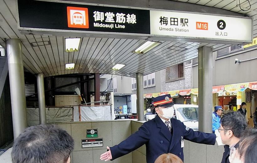大阪市営地下鉄（現・Osaka Metro）梅田駅の出入口には、駅名とともに「M16」の駅ナンバリングが振られた(C)朝日新聞社