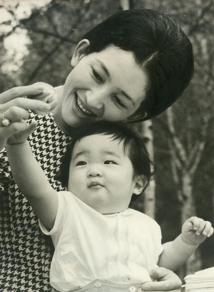 1966年、東宮御所の庭で礼宮とくつろぐ美智子妃　（ｃ）朝日新聞社