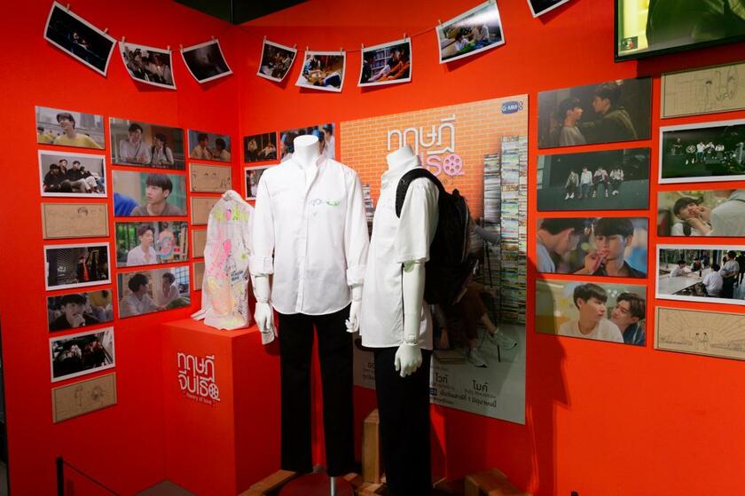世界初のタイドラマの展示会「ＧＭＭＴＶ　ＥＸＨＩＢＩＴＩＯＮ　ｉｎ　ＪＡＰＡＮ」は、全国６会場を巡回。衣装などと一緒に写真を撮るファンの姿もあった（ｐｈｏｔｏ　テレビ朝日提供）