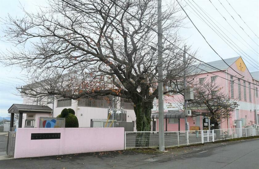 静岡県裾野市の保育園では1歳児クラスの元保育士3人が逮捕された。その後も各地で暴行が発覚し、不安は高まるが「人気園はどこもパンパンで転園は非現実的」（富山市の女性）との声も