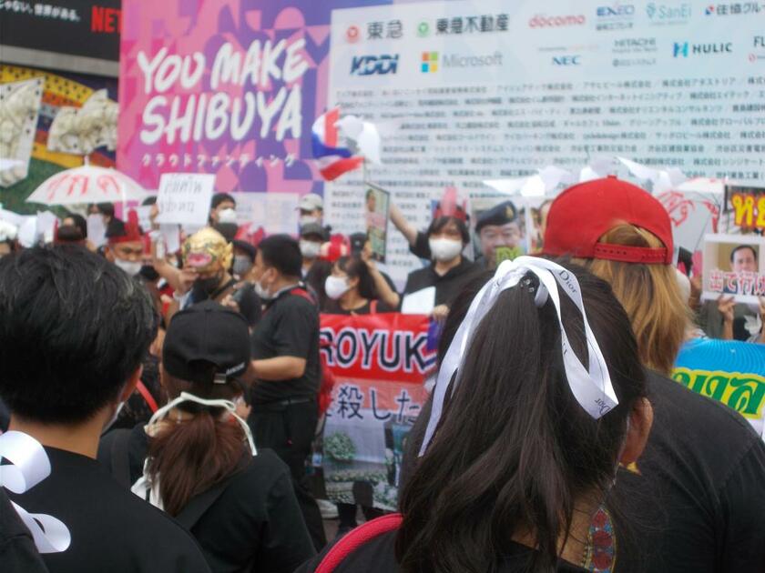 渋谷で開かれた軍事政権に反対するタイ人の集会。白いリボンが抗議の意思表示だ