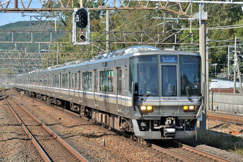 停車駅が少なく速度の速い「新快速」は、ひたすら西を目指す旅の強い味方になる(撮影/高橋 徹)