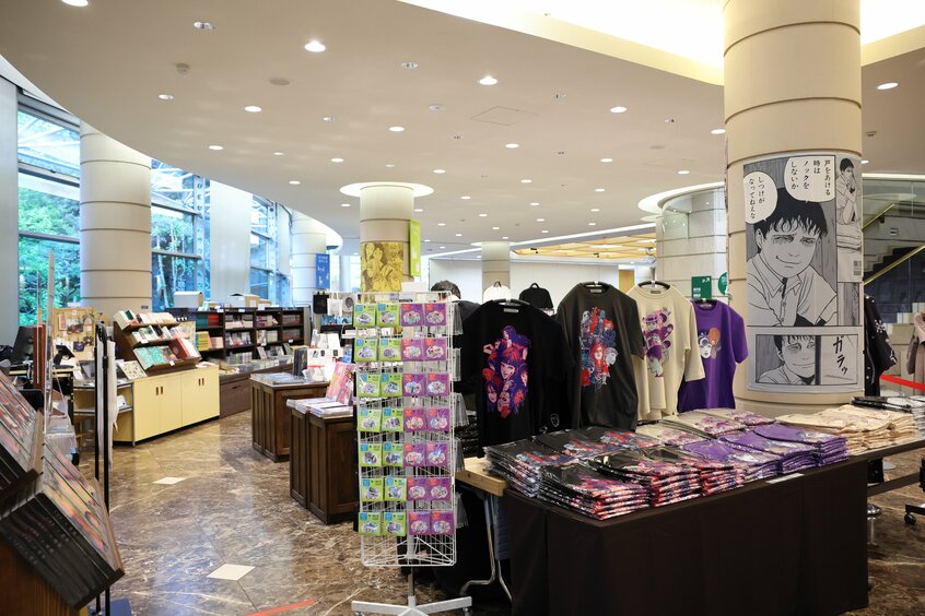 会場の世田谷文学館では、Tシャツやハンドタオルなどの展覧会オリジナルグッズの販売も。ここでしか買えないものも多数用意されている。 (撮影 写真映像部・松永卓也)