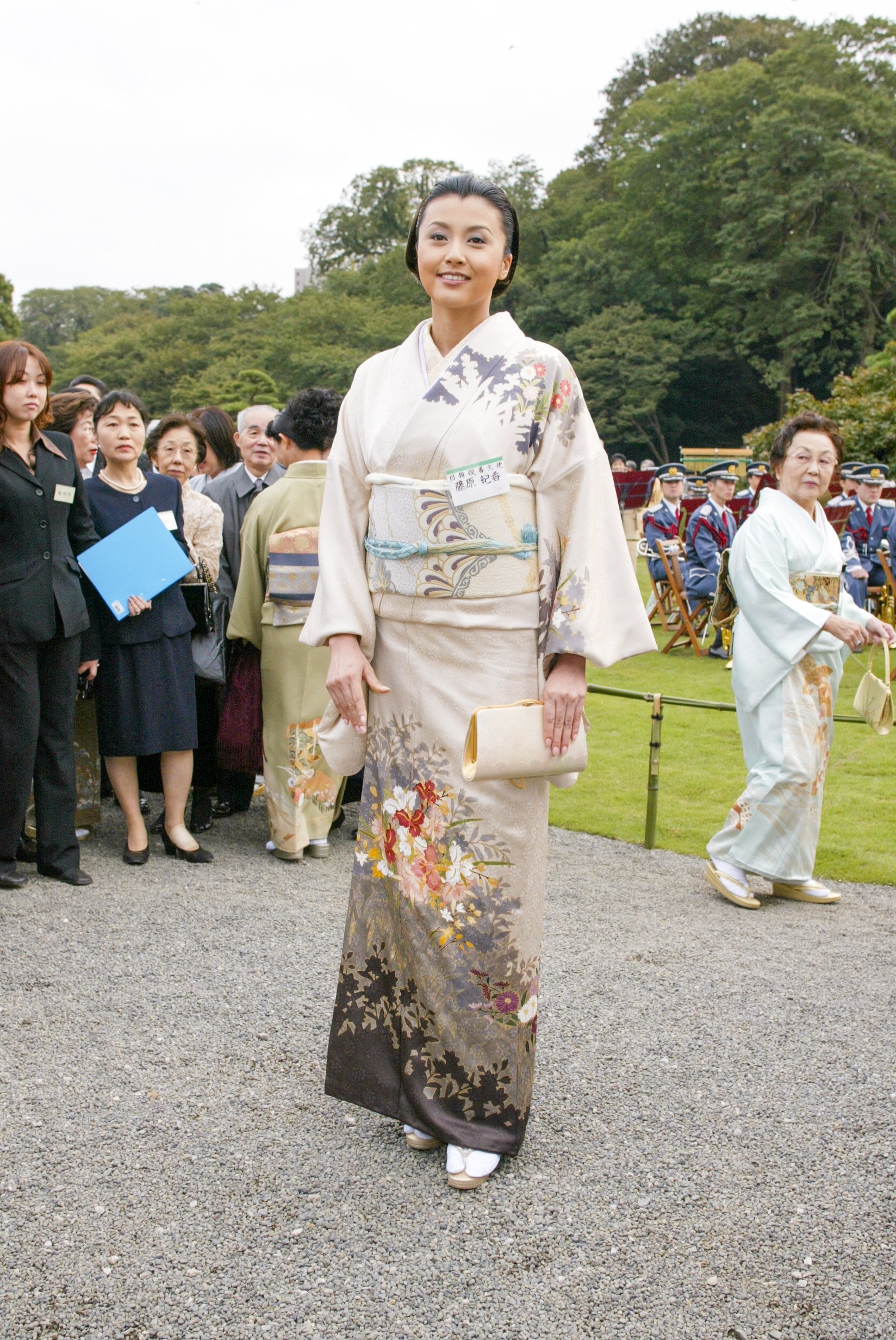 園遊会で藤原紀香さんは有名作家の洋モダン着物 贅沢な福原愛さんの総絞り 「妖怪」の帯を選んだ歌手は？ 招待客の装いにも注目（AERA  dot.）｜ｄメニューニュース（NTTドコモ）