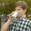 カフェインに依存する子どもたち――背景には何が? 「常にエネルギー不足な体質になる危険」医師が警鐘