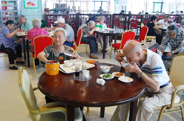 上海市の高級老人施設「親和源」のレストラン。セルフサービスで数十種類のおかずから選んだ料理を、ゆっくり楽しむ中国のお年寄りたち（撮影／編集部・野嶋剛）