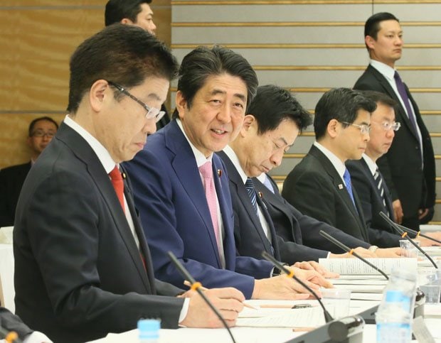 「働き方革命実現会議」に出席した安倍首相　（ｃ）朝日新聞社