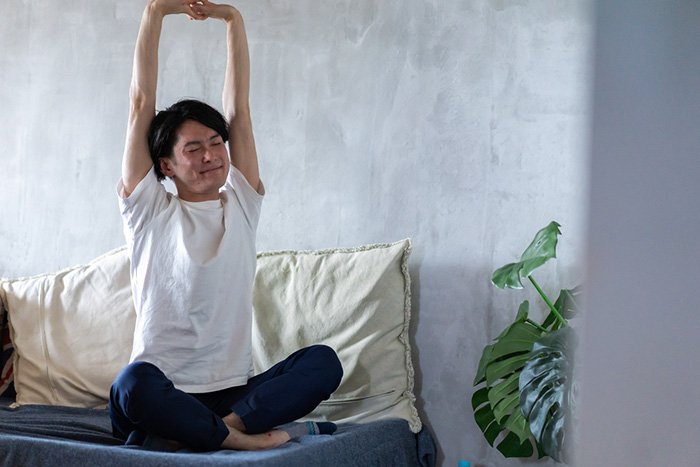 睡眠の質の低下は、夜になっても交感神経が優位なままで、体が休息モードにならないことが原因のひとつ。食事をはじめ規則正しい生活を心がけ、気持ちのよい朝を迎えよう