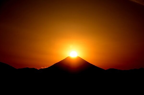 真っ赤な太陽の「のっかり型」ダイヤモンド富士
