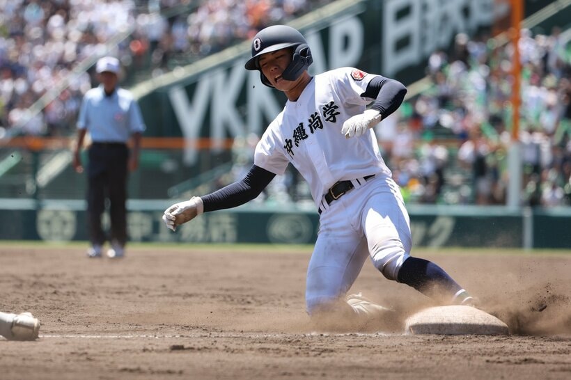 七回裏、左越えに三塁打を放ち、三塁へ滑り込む沖縄尚学・宜野座（撮影／写真映像部・馬場岳人）