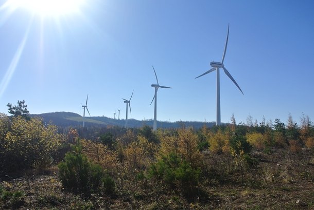 12基の風車を有する「グリーンパワーくずまき風力発電所」