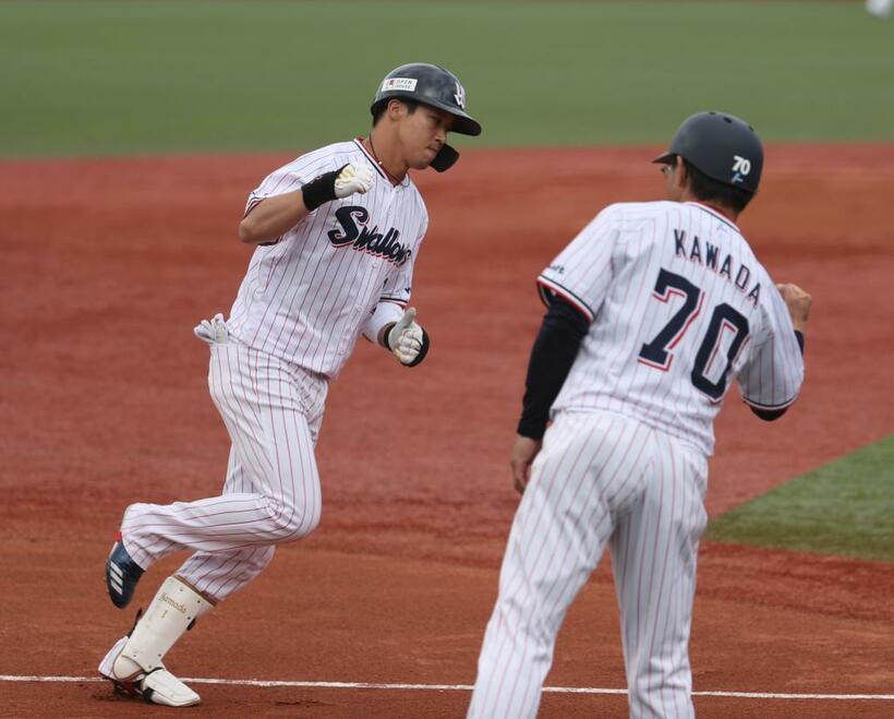 ヤクルトの山田哲人（左）（Ｃ）朝日新聞社