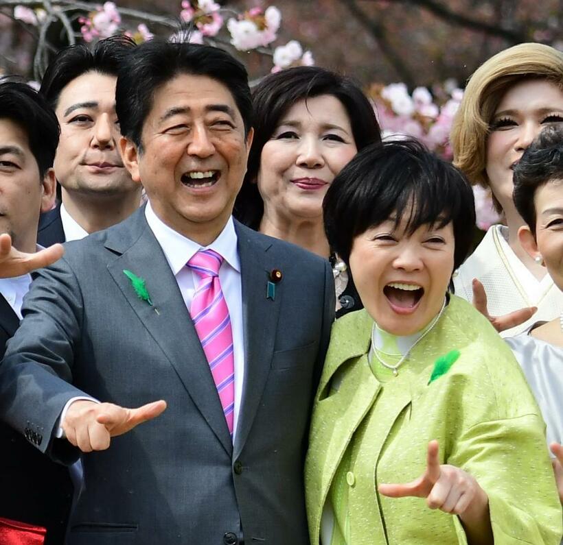 「桜を見る会」で、芸能人らに囲まれる安倍晋三首相と昭恵夫人＝２０１７年