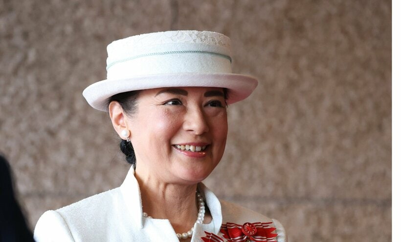 第50回フローレンス・ナイチンゲール記章授与式の会場に到着した皇后雅子さま。はりのある生地にレース装飾を用いたスーツが涼しげな装い=2025年7月31日午後1時45分、東京都港区、JMPA