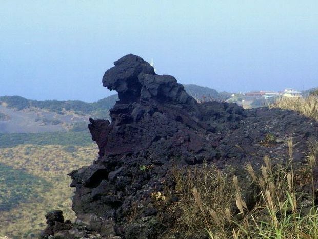 通称“ゴジラ岩”。火山が作った自然の造形だ