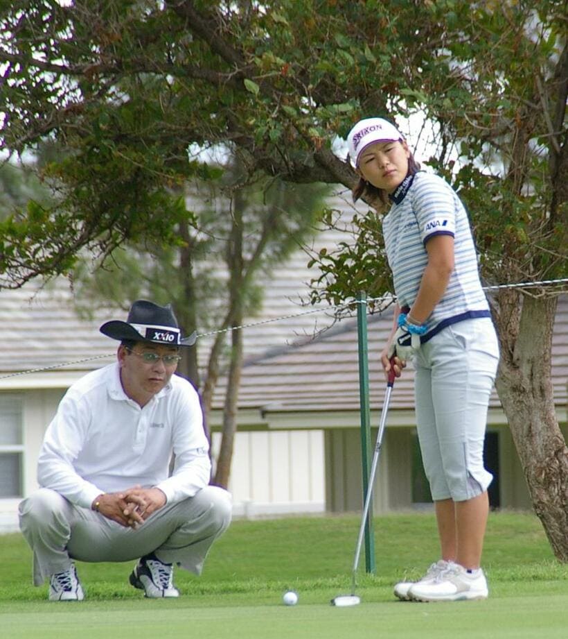2006年、米ハワイで練習する横峯さくら（右）と見守る父・良郎さん。ツアー通算23勝を誇り、09年には賞金女王に輝いた　（ｃ）朝日新聞社