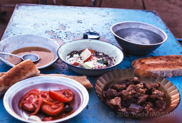 ニャラで毎日訪れていた食堂での食事。写真中央に見えるのは、スーダンで広く食べられている、フールと呼ばれる豆の煮込みに粉チーズをかけたもの。　ニャラ・スーダン　2002年／Nyala,Sudan 2002