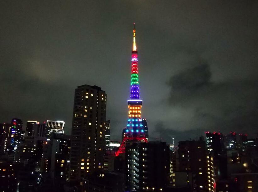 ４月１４日夜、東京五輪まであと１００日となり、東京タワーは五輪色にライトアップされた。一方、国内の新型コロナ感染は拡大が続く　（ｃ）朝日新聞社