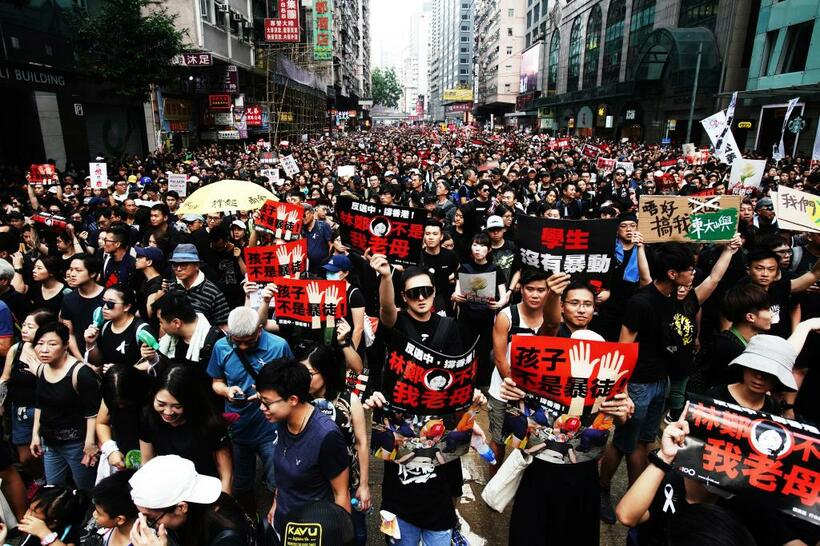 2019年6月の大規模デモでは、香港政府への抗議に200万人の市民が参加。その多くが若者だった　（ｃ）朝日新聞社