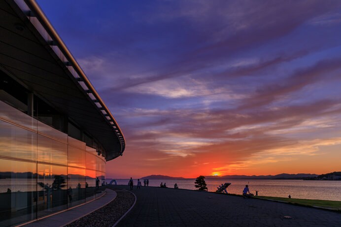 宍道湖東岸にある島根県立美術館では、宍道湖に沈む夕日を眺めながらの食事も可能