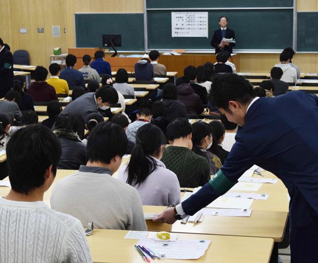 問題冊子が配られ、開始を待つ受験生（※写真はイメージ）　（ｃ）朝日新聞社