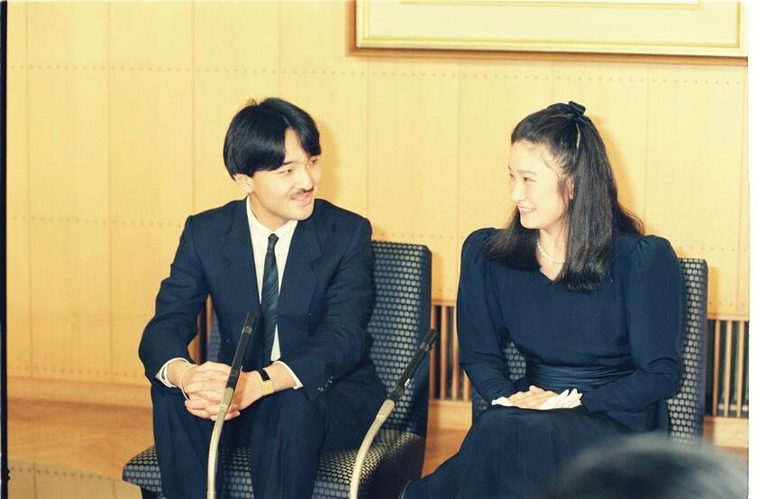１９８９年　婚約が決まり、記者会見する礼宮さま（当時）と川嶋紀子さん（同）