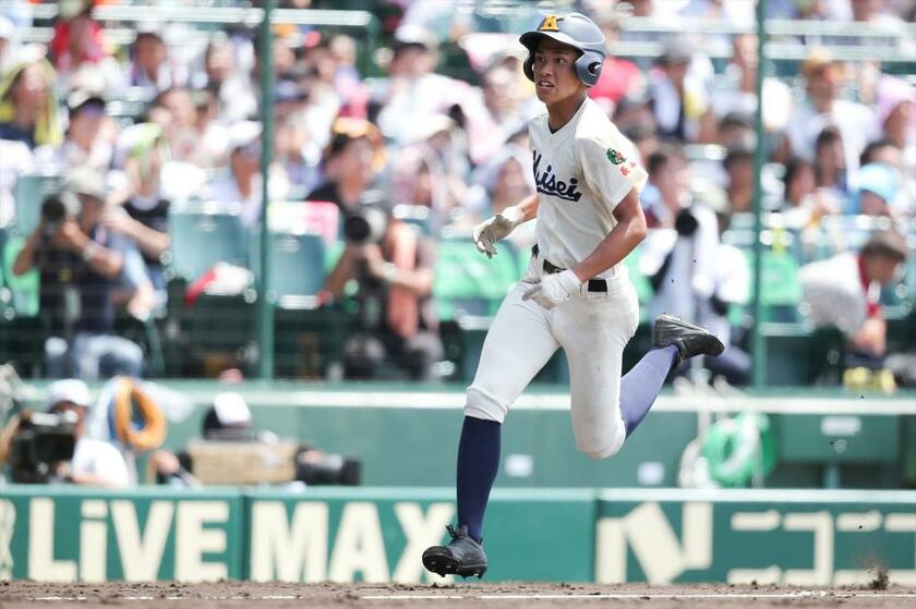 四回表２死二塁、海星・坂本芽玖理の浅い左前打で二走・高谷艦太が激走。先制のホームを踏む（撮影／写真部・加藤夏子）