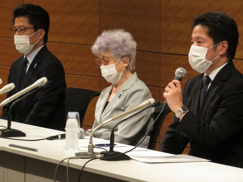 会見に臨んだ（左から）横田拓也さん、早紀江さん、哲也さん。滋さんのひつぎにはめぐみさんの写真を入れて見送ったという／６月９日、東京都千代田区　（ｃ）朝日新聞社