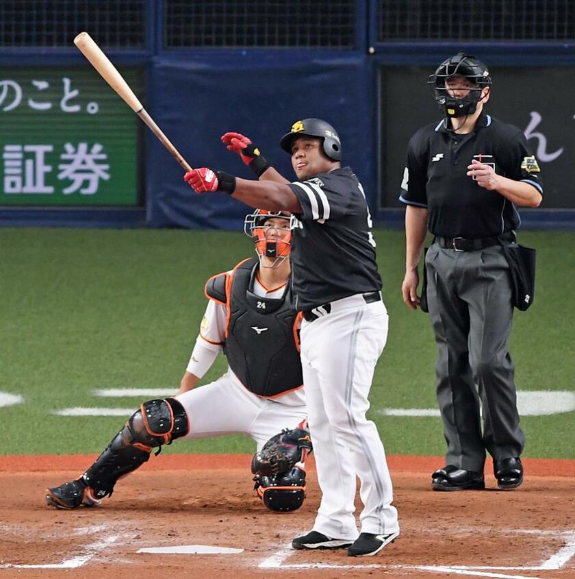 昨年の日本シリーズ第2戦ソフトバンク対巨人7回表、満塁本塁打を確信したデスパイネは高々とバットを掲げた。巨人の助っ人になる日も？(Ｃ)朝日新聞社