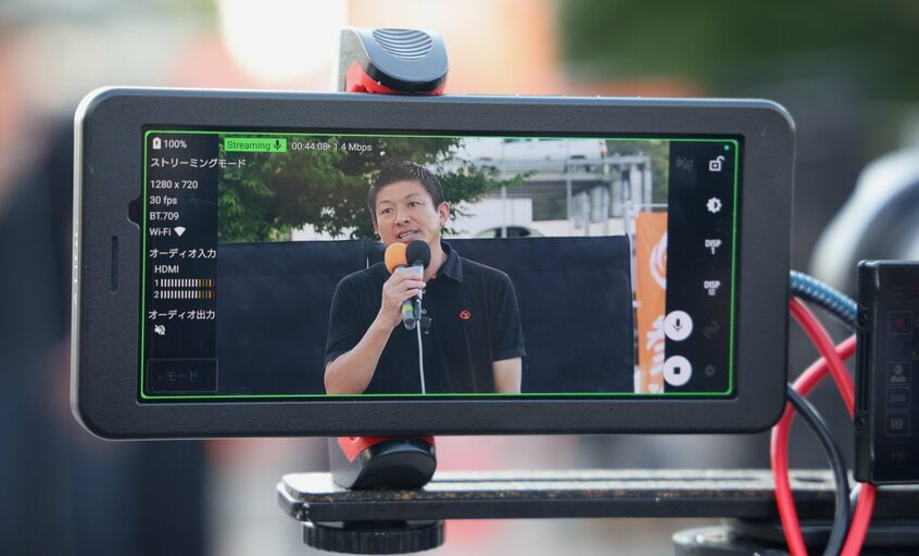 神谷代表の演説は多くの人たちに動画配信されていた（撮影：写真映像部・松永卓也）