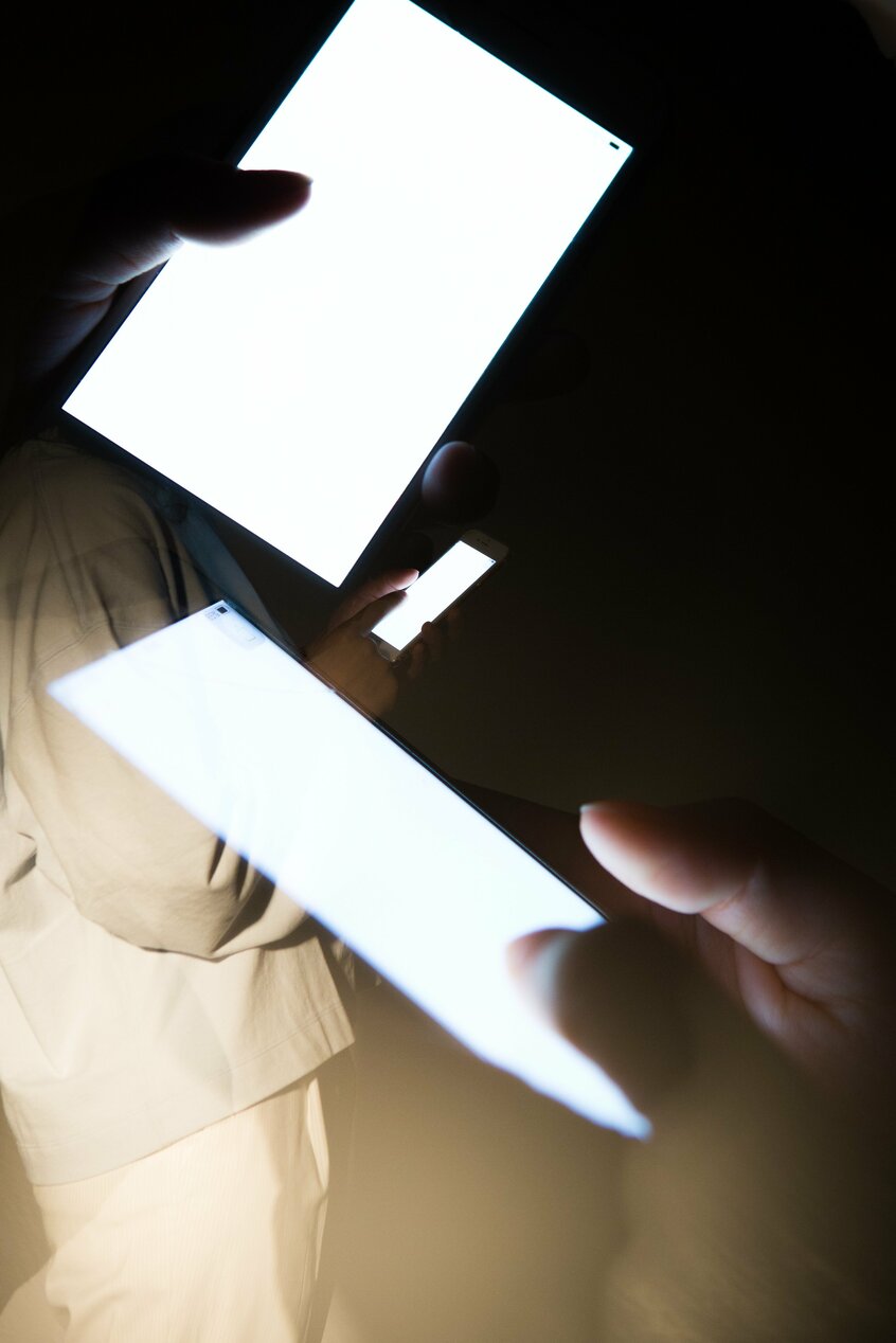 嫌な気持ちになる相手のSNSを監視し、追いかけてしまう。そんな経験がある人もいるかもしれない（撮影／小黒冴夏）