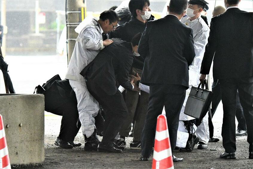 今年4月、岸田首相を襲撃し、取り押さえられ、連れ出される容疑者。容疑者は逮捕後の調べに黙秘しているという