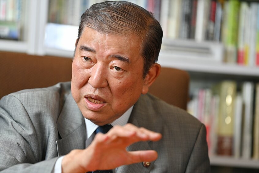 インタビューに応じる石破茂氏
