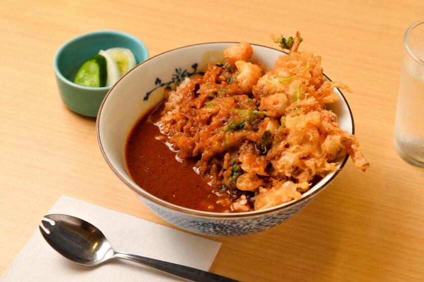 昼の人気メニュー。貝柱たっぷりのかき揚げをピリ辛カレーと。税込み750円 (撮影/写真部・掛祥葉子)