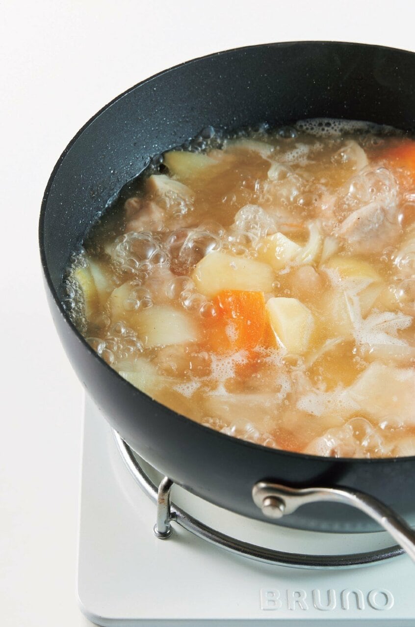 こんな風にぼこぼこ沸騰している状態が「強火」。このままで煮続けると煮崩れてしまうので、煮汁が煮立つまでは強火、そのあとは中火~弱火に