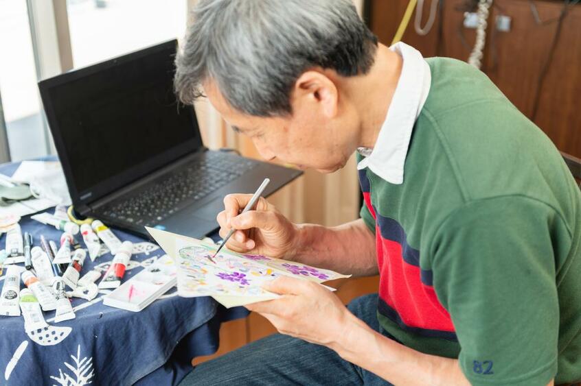 山本さんにとって絵を描くのは毎日の楽しみ。 (撮影/写真部・戸嶋日菜乃)