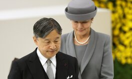 天皇陛下はこぶしを膝の上に置き、「追悼の辞」を全身で受け止めた 「玉砕の島」硫黄島に水を注ぐ遺族たちの思い