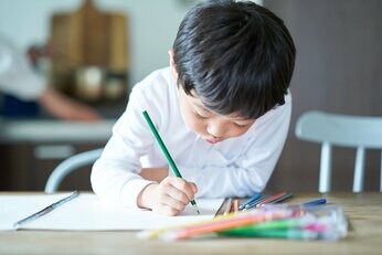 子どもの発達障害の「早期診断、早期治療」に警鐘 小児科医が考える「最悪の虐待」とは?