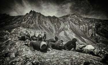 地面をはうように祈って険しい道を進むチベット仏教の巡礼者たち　写真家・Dane.F.MISAKI