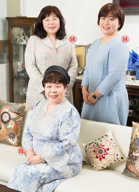 新宿総合支社で右から妹、母、姉と並ぶ。母いわく、姉は「知のセールス」で、妹は「情のセールス」。そして、「ある部分では私を超えた」（撮影／写真部・大野洋介）