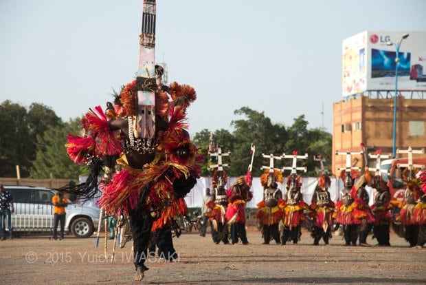 ドゴンダンスが始まった。この踊りを首都バマコの中心部で見られるのは、不思議な感じがする。　バマコ・マリ 2016年／Bamako,Mali 2016