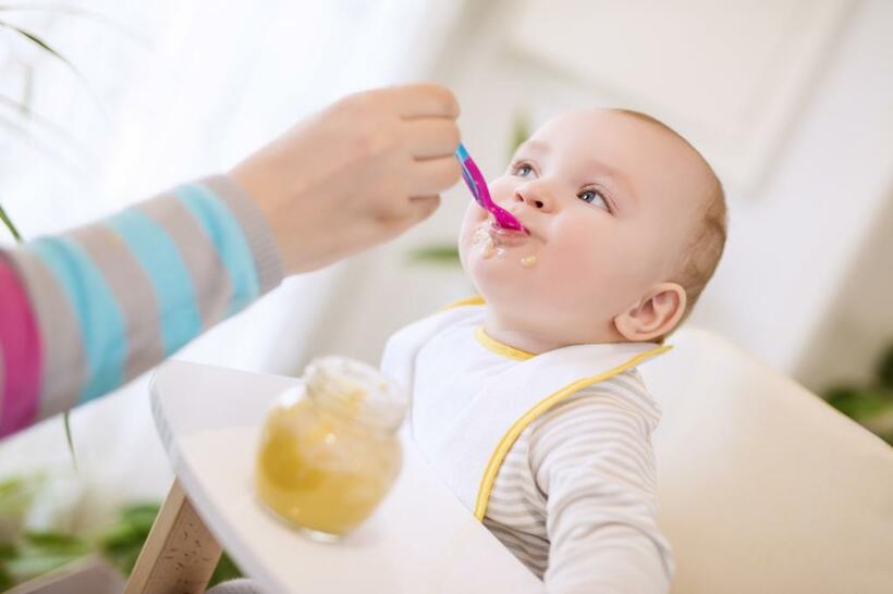 赤ちゃんの食事については、どの親も不安になることがある。深刻に考えすぎないことも大事（写真／gettyimages）