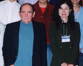 2001年の遺伝学会でシドニー・ブレナーと並んだ記念写真＝森郁恵さん提供