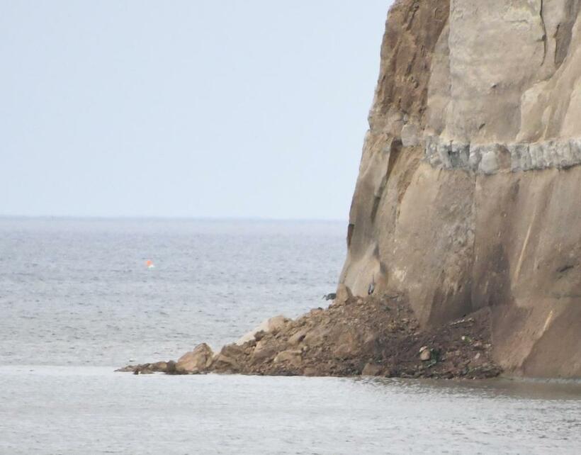 珠洲市の観光名所「見附島」。地震によって崩落したとみられる土砂が積もっていた