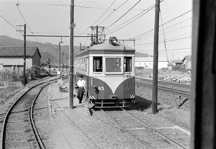 西久保からは単線の専用軌道を走り、東海道本線と並行する交換駅の嶺に到着。炎天のホームにはタブレットを携行した運転士が待っていた。（撮影／諸河久：1964年8月7日）