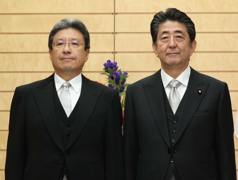 今井尚哉総理秘書官（左）と安倍総理（ｃ）朝日新聞社