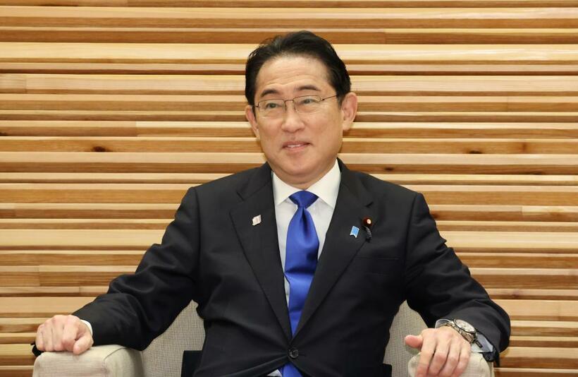 閣議に臨む岸田文雄首相