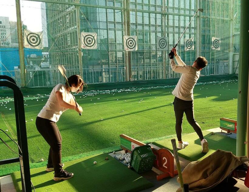 屋外練習場は人気だという＝東京都内の虎ノ門ゴルフプラザ　（撮影／宮崎健）