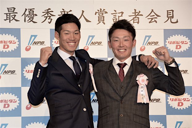 新人王に選ばれた中日・京田（左）と西武・源田　（ｃ）朝日新聞社